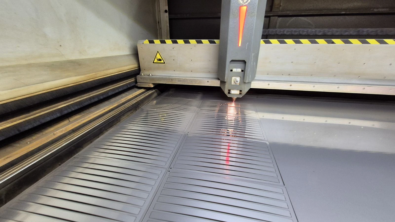 The cutting head producing a dense array of narrow parallel slots separated by thin webs