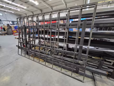 A large welded steel frame structure in the NEON.BG production hall